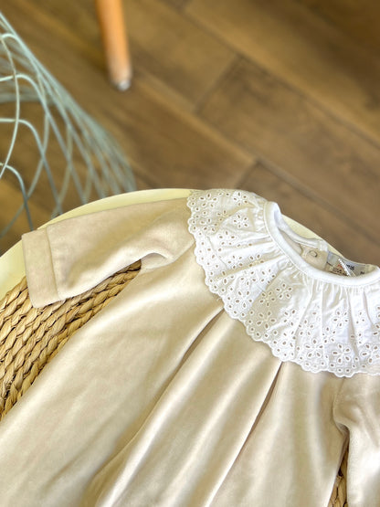 Tutina ciniglia con colletto sangallo Beige