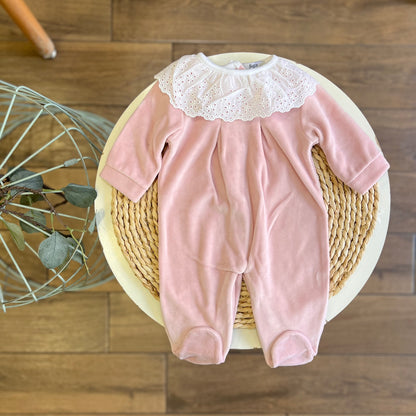 Tutina ciniglia con colletto sangallo Rosa