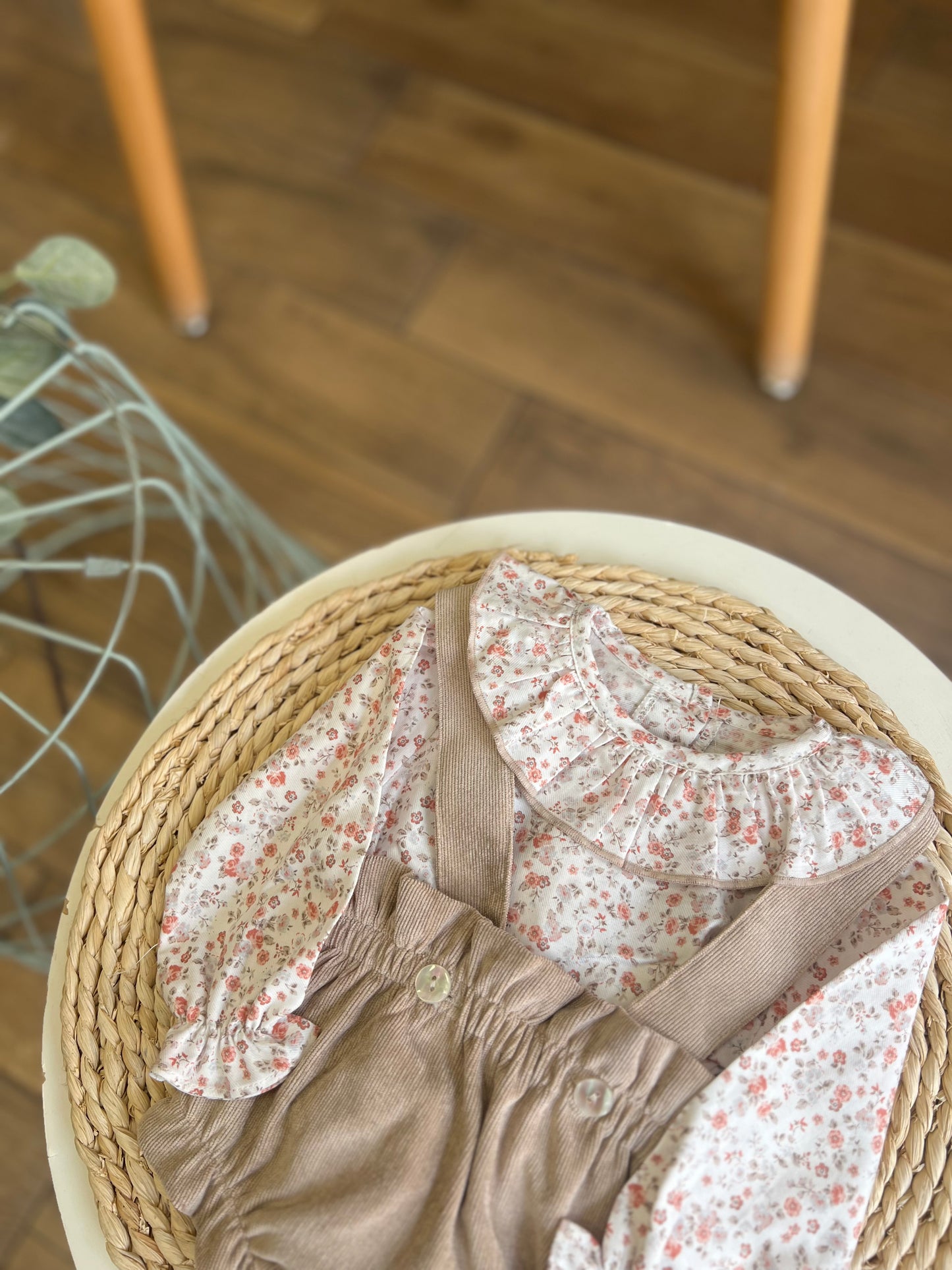 Completo salopette a costine e camicia