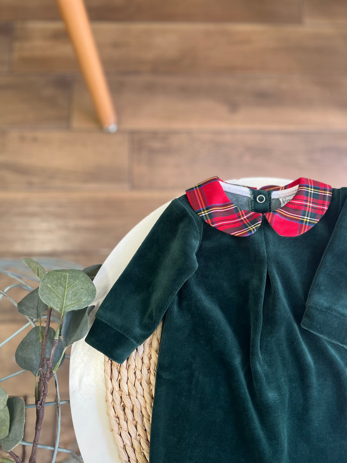 Tutina in ciniglia verde con colletto tartan