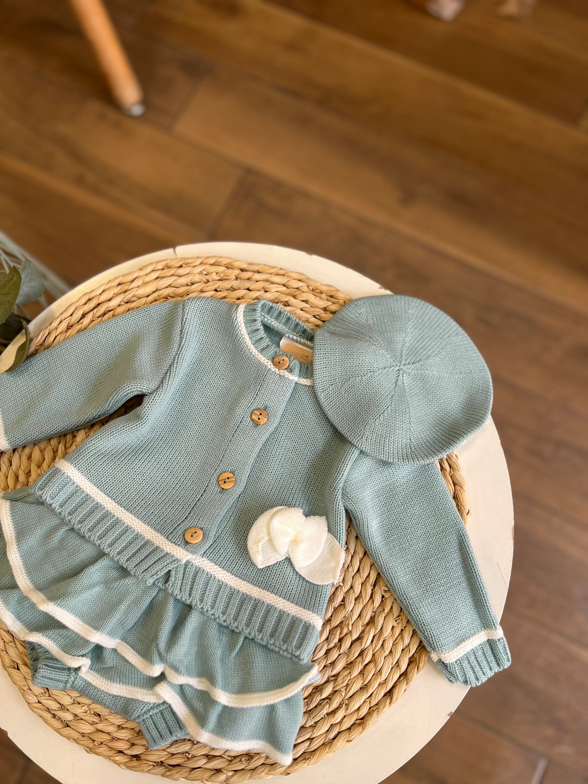 Completo invernale cardigan, gonna e basco Verde