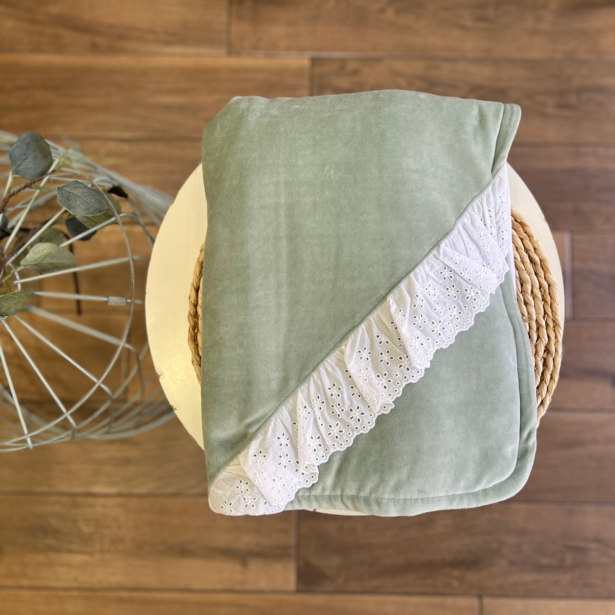 Coperta ciniglia Salvia con inserti sangallo