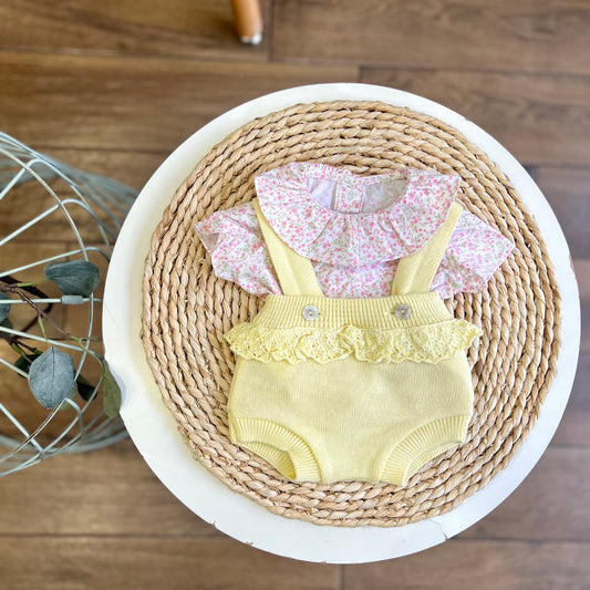 Set con camicina fiorellini e salopette