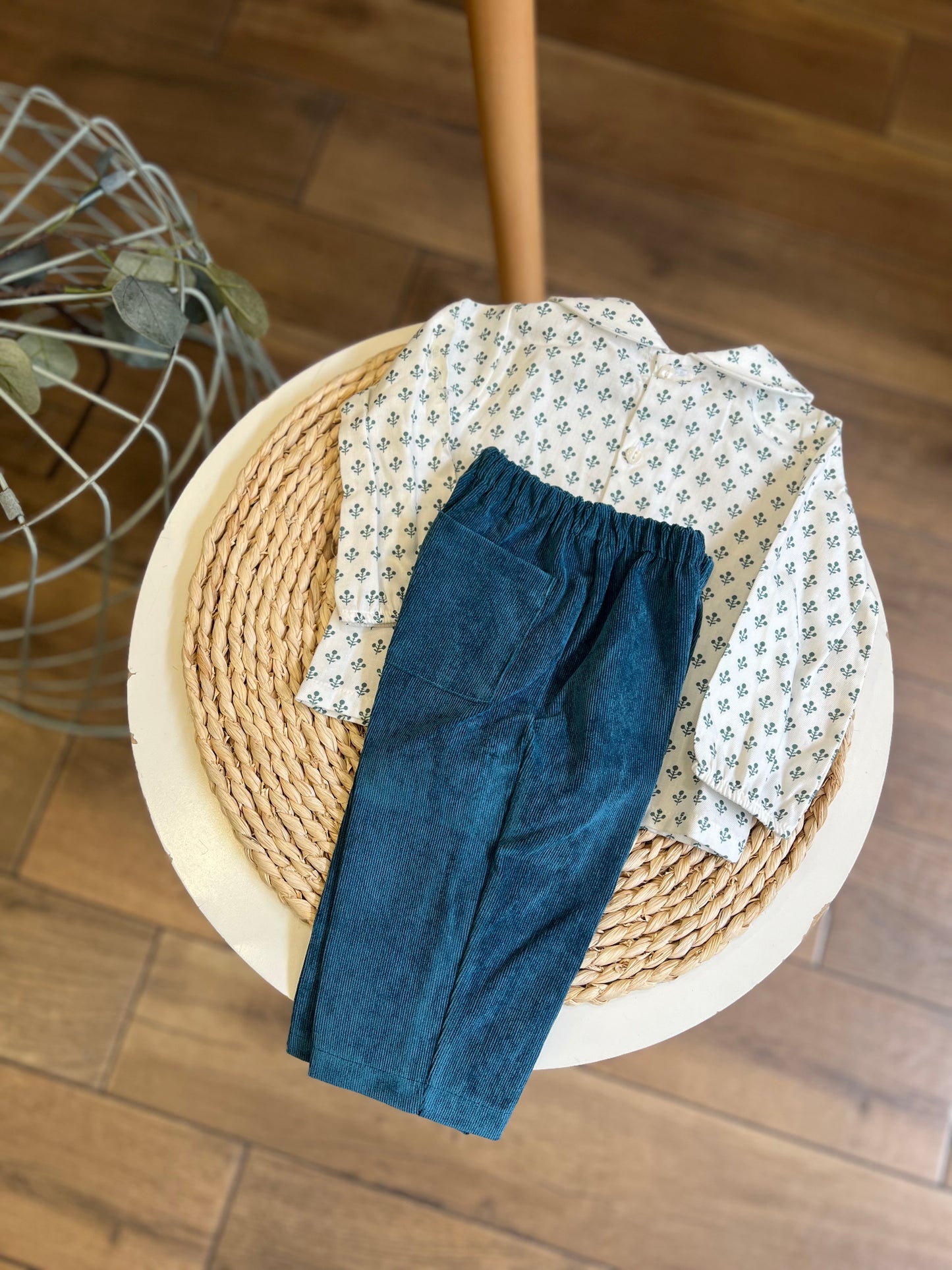 Completo invernale camicia, maglioncino e pantalone a costine
