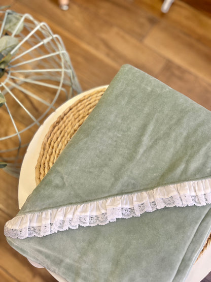 Coperta ciniglia Salvia con inserti pizzo