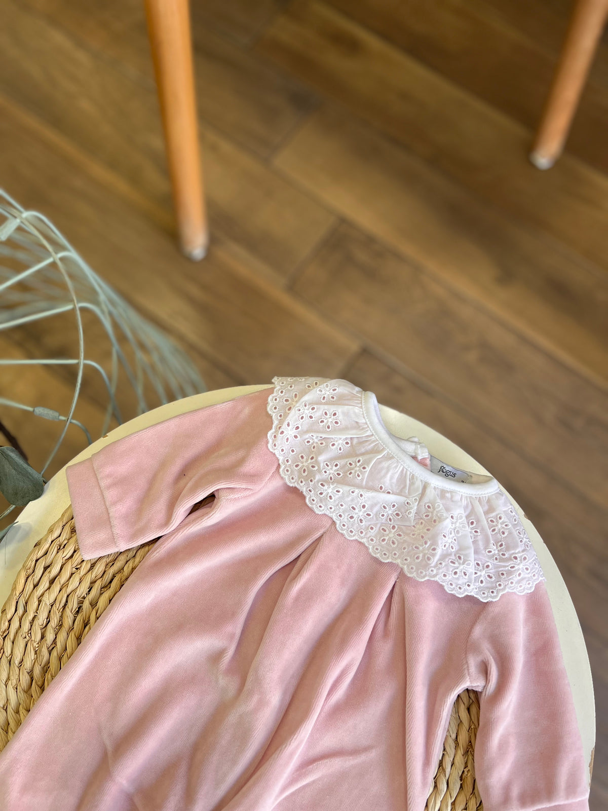 Tutina ciniglia con colletto sangallo Rosa