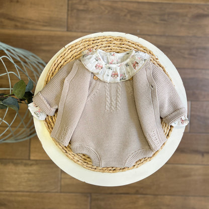 Completo cardigan, salopette e camicia Pietra