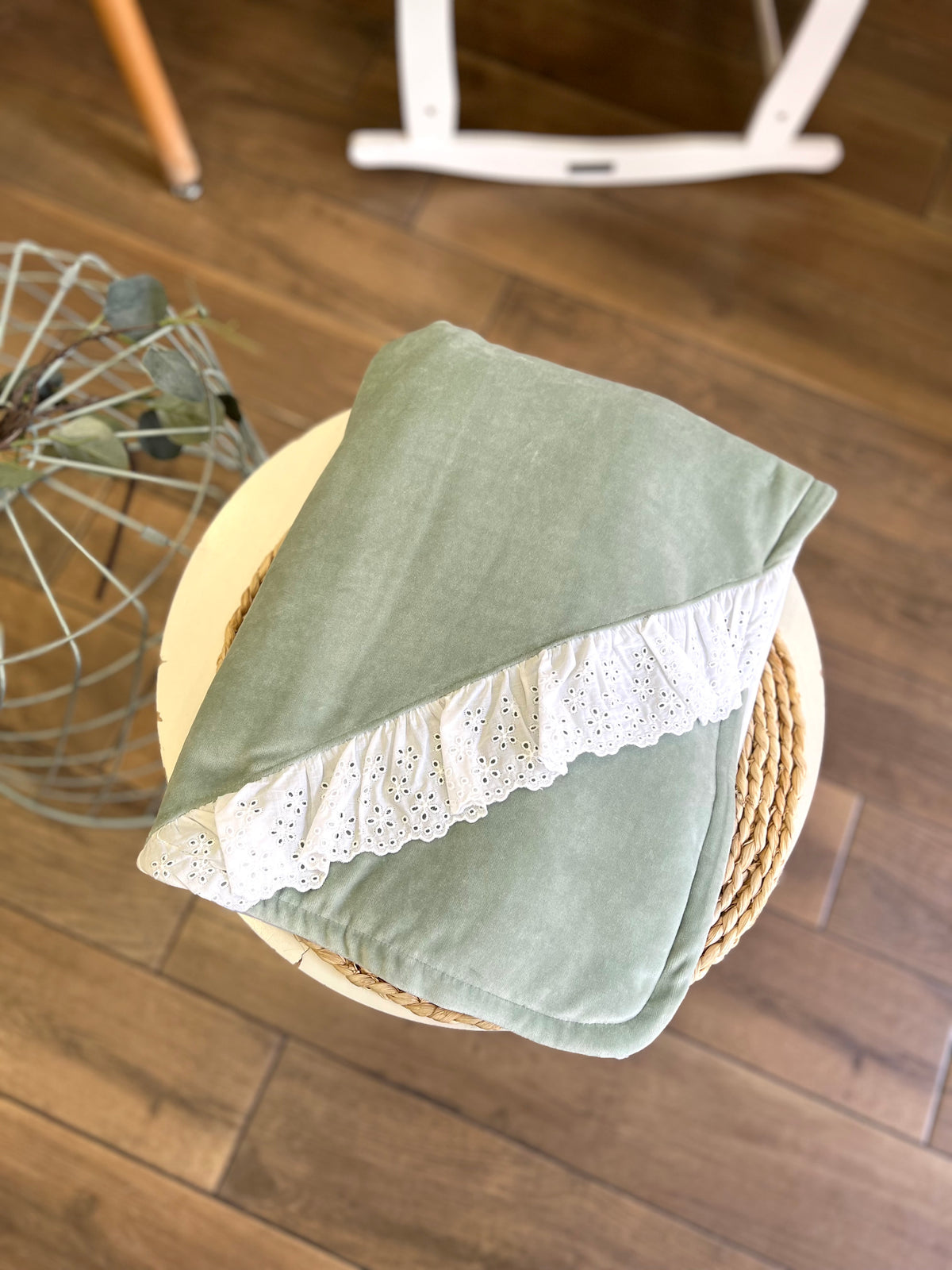 Coperta ciniglia Salvia con inserti sangallo