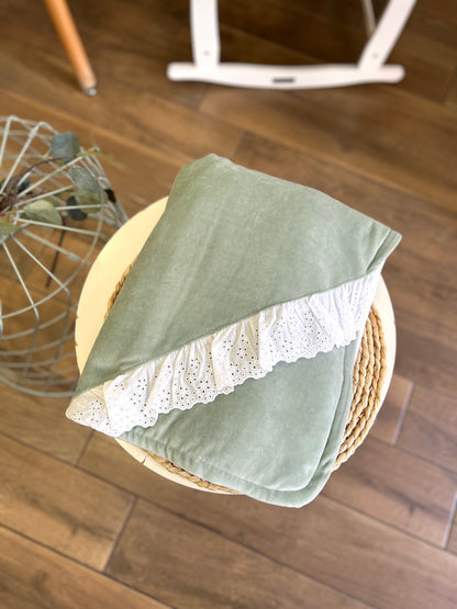 Coperta ciniglia Salvia con inserti sangallo