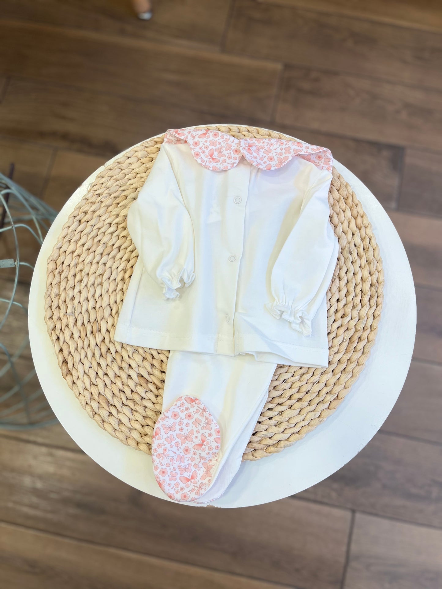 Completo in cotone con colletto con fiori