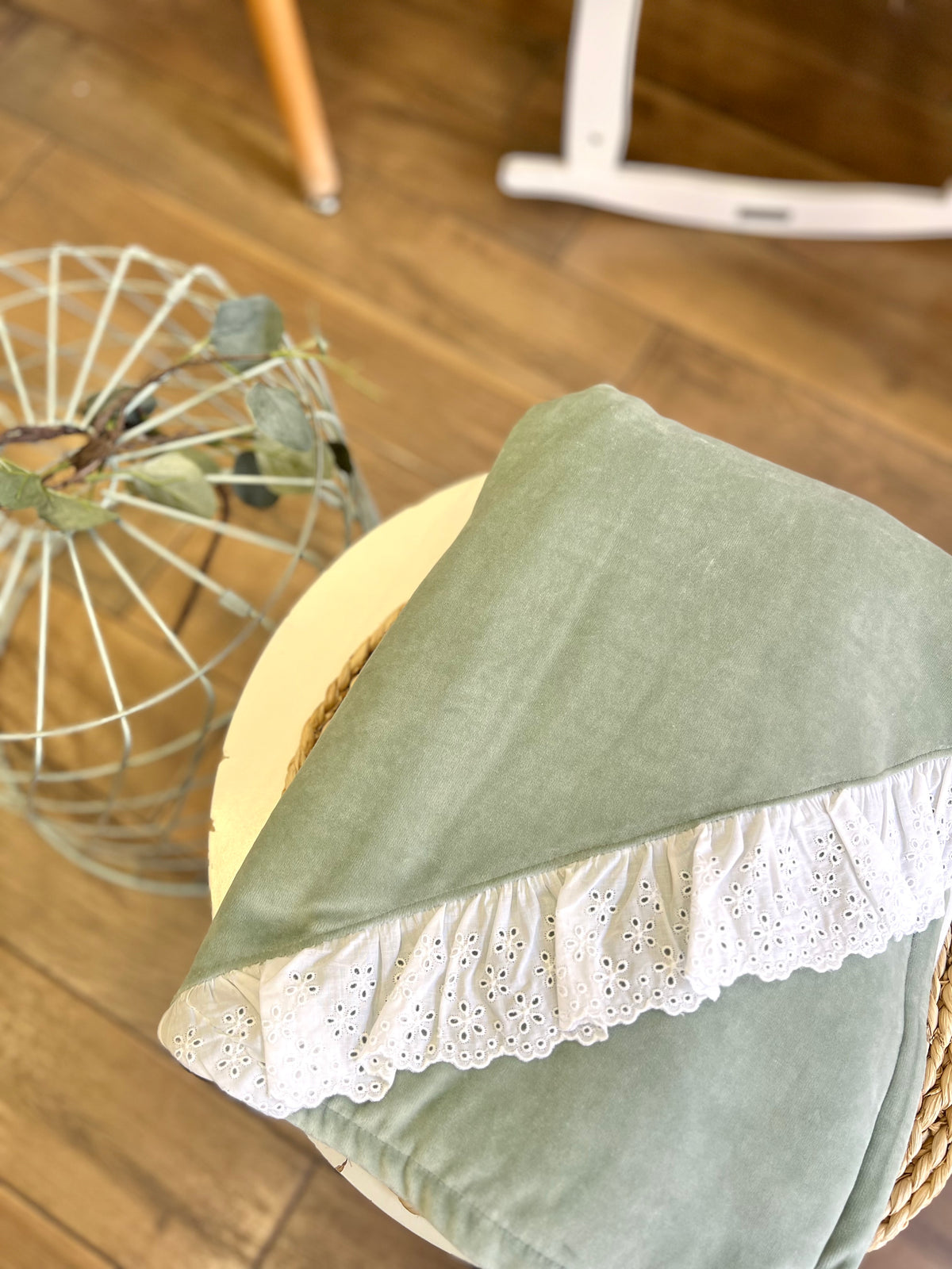 Coperta ciniglia Salvia con inserti sangallo