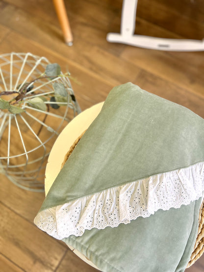 Coperta ciniglia Salvia con inserti sangallo