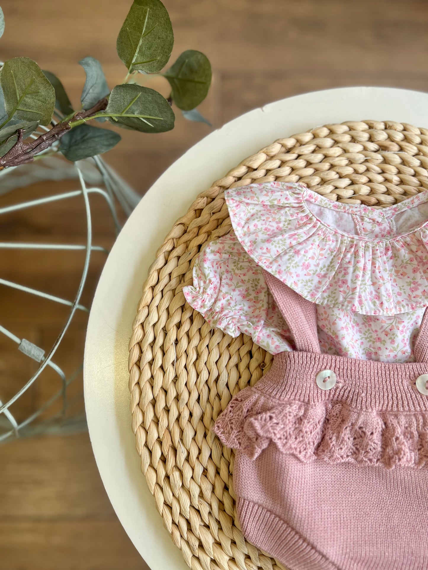 Set con camicina fiorellini e salopette