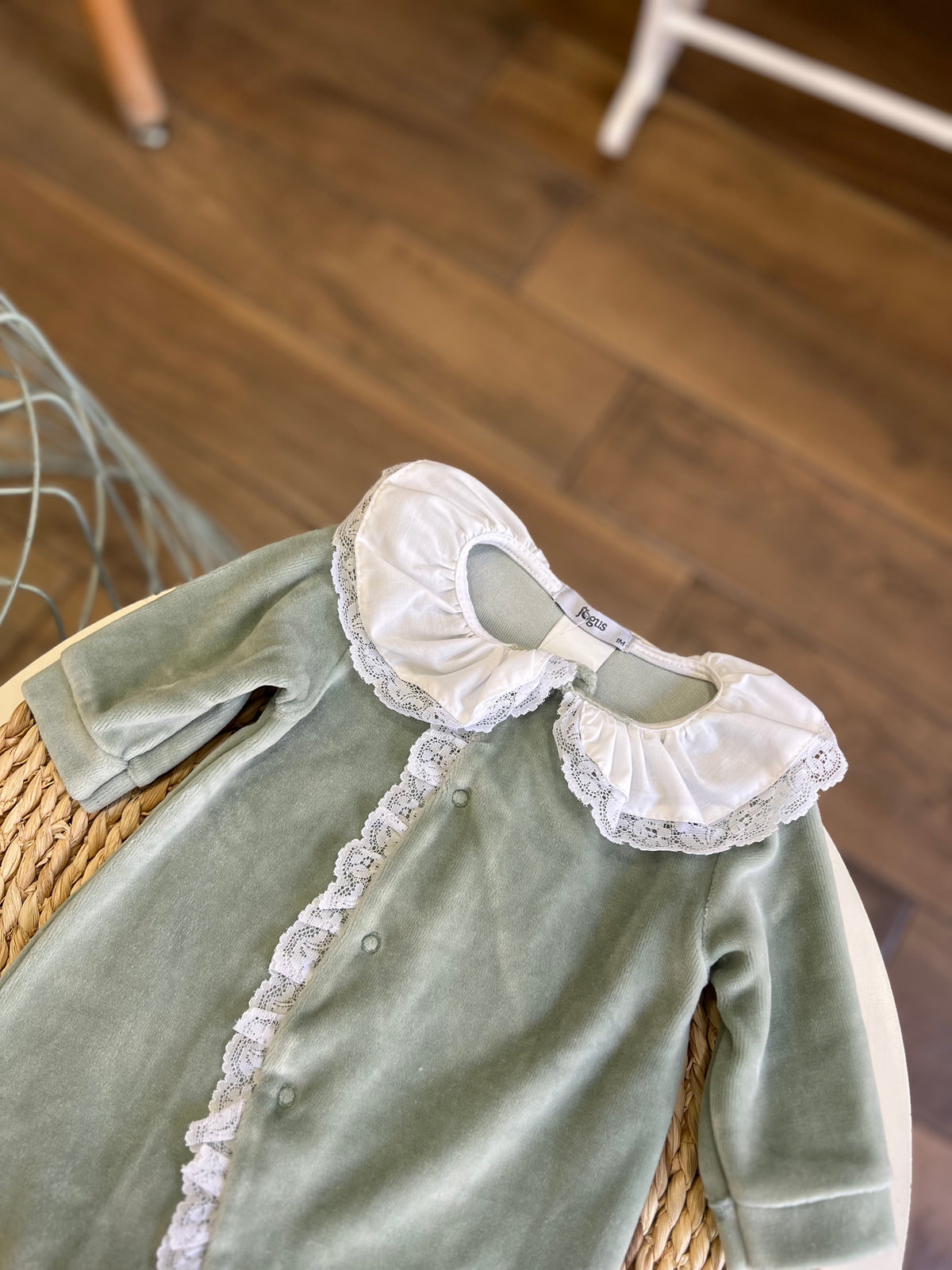 Tutina ciniglia con colletto pizzo Salvia