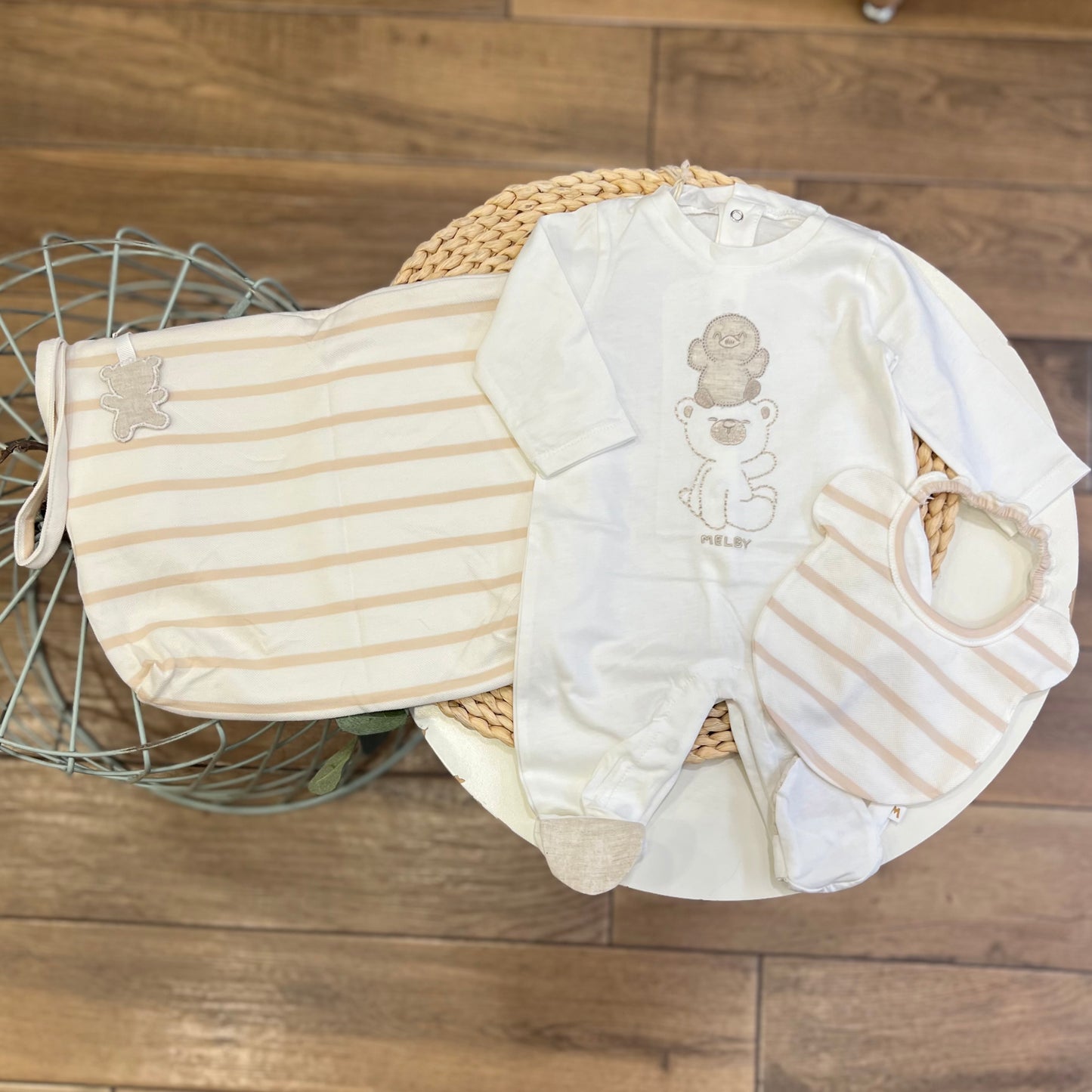 Set con pochette personalizzabile, bavetta e tutina in cotone