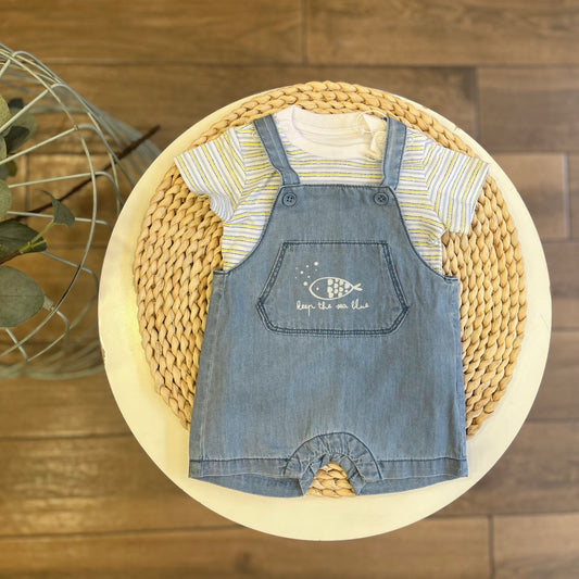Salopette in jeans con t-shirt Fish