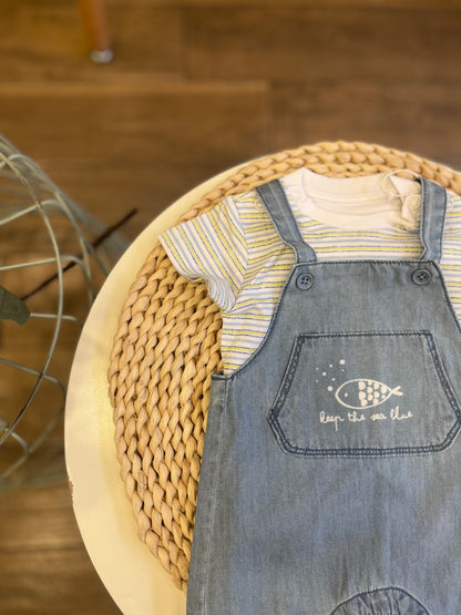 Salopette in jeans con t-shirt Fish