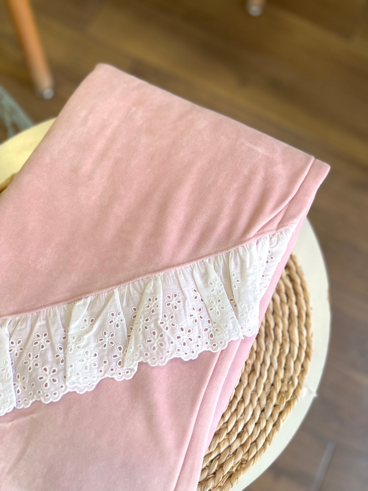 Coperta ciniglia Rosa con inserti sangallo