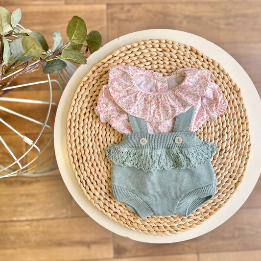 Set con camicina fiorellini e salopette