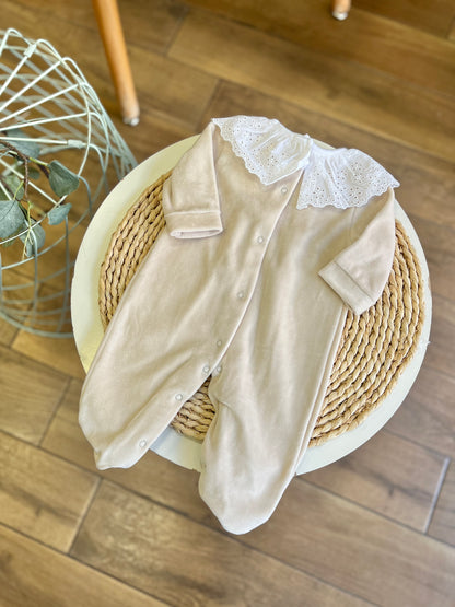 Tutina ciniglia con colletto sangallo Beige