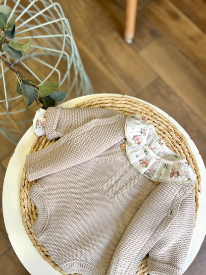 Completo cardigan, salopette e camicia Pietra